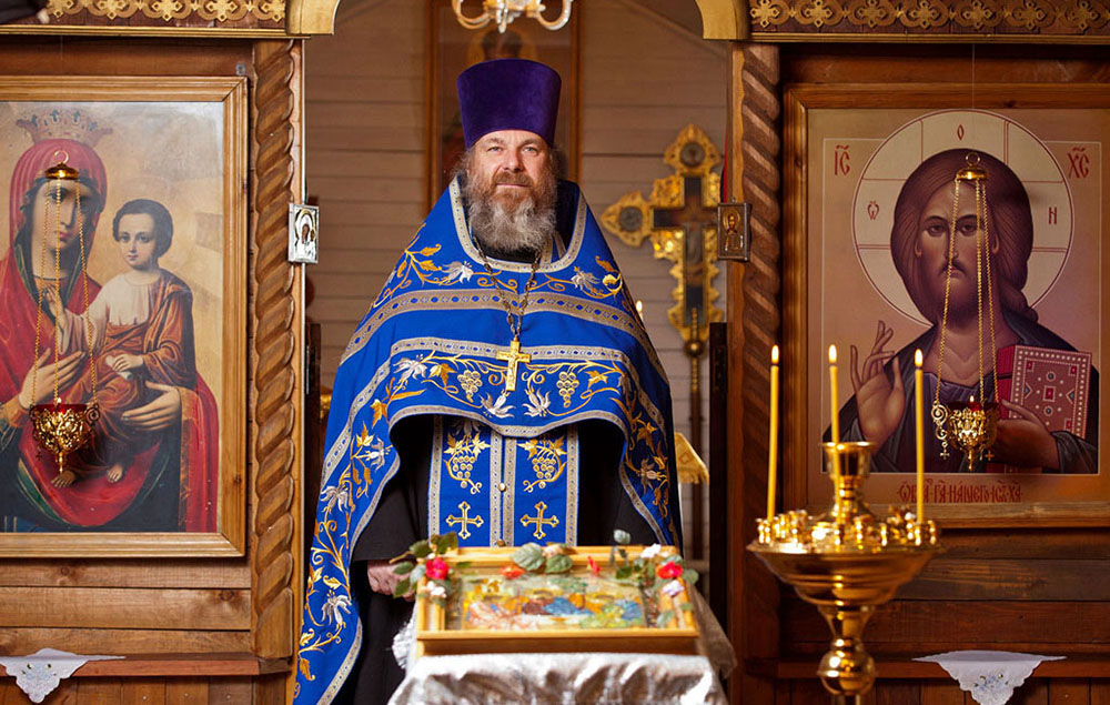 Настоятель Свято-Троицкого храма в селе Казачинское иерей о. Виктор Зимин