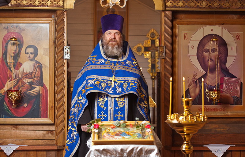 Настоятель Свято-Троицкого храма в селе Казачинское иерей о. Виктор Зимин