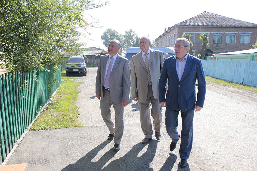 Виктор Толоконский посетил Свято-Троицкий храм в селе Казачинское