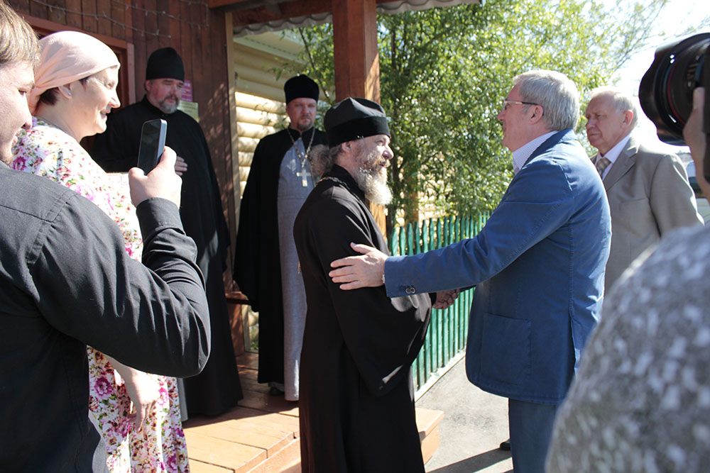 Виктор Толоконский посетил Свято-Троицкий храм в селе Казачинское