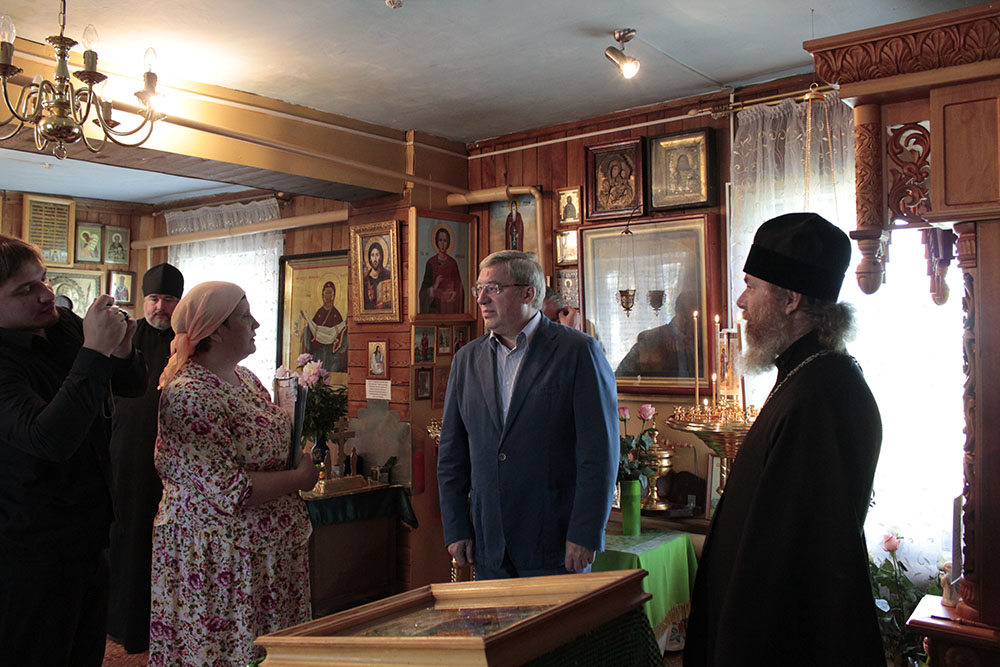 Виктор Толоконский посетил Свято-Троицкий храм в селе Казачинское