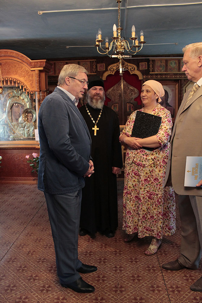 Виктор Толоконский посетил Свято-Троицкий храм в селе Казачинское